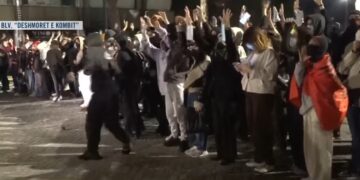 Dhunë te kryeministria, policia godet disa vajza: Mos i gjuani gocave!