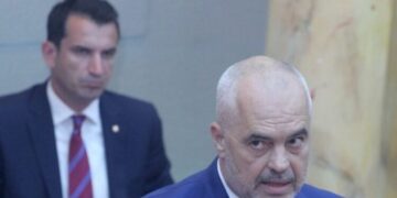 Veliaj ‘thumbon’ Ramën nga qelia: Protestat studentore nuk janë ‘fundi i botës’, por fundi i ‘një bote’