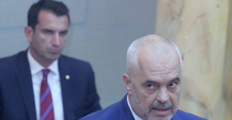 Veliaj ‘thumbon’ Ramën nga qelia: Protestat studentore nuk janë ‘fundi i botës’, por fundi i ‘një bote’