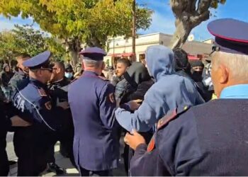 Agravohet situata në Vlorë, protestuesit përplasen me policinë dhe tentojnë të prishin rrethimin e Muzeut Hebraik