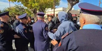 Agravohet situata në Vlorë, protestuesit përplasen me policinë dhe tentojnë të prishin rrethimin e Muzeut Hebraik
