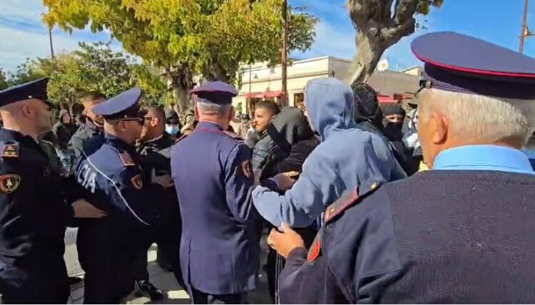 Agravohet situata në Vlorë, protestuesit përplasen me policinë dhe tentojnë të prishin rrethimin e Muzeut Hebraik