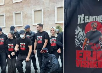 I riu u plagos në sy, protestuesit stampojnë në bluza mesazhin : Të gjithë jemi Erjon Vishkulli
