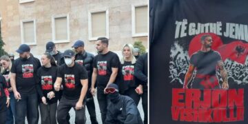 I riu u plagos në sy, protestuesit stampojnë në bluza mesazhin : Të gjithë jemi Erjon Vishkulli