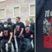 I riu u plagos në sy, protestuesit stampojnë në bluza mesazhin : Të gjithë jemi Erjon Vishkulli