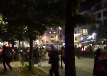 Tensione te Komisariati nr.2, protestuesit tentojnë të futen brenda