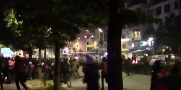 Tensione te Komisariati nr.2, protestuesit tentojnë të futen brenda