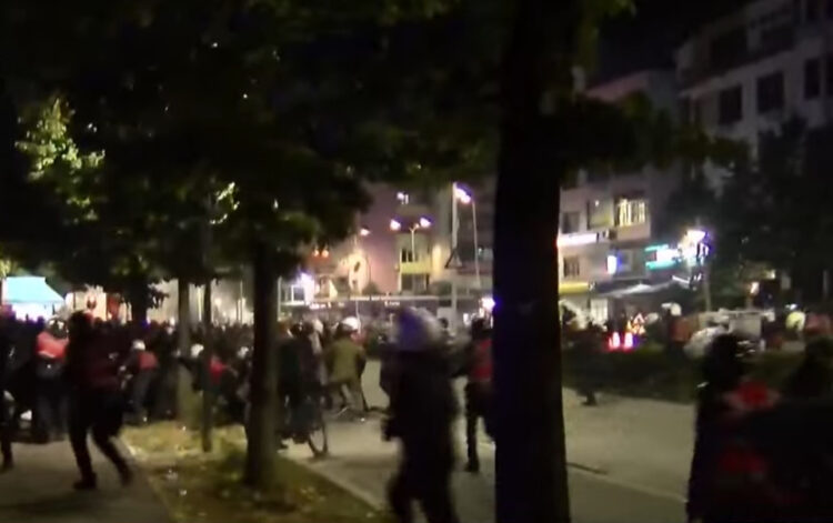 Përplasje te Komisariati nr.2, protestuesit tentojnë të futen brenda