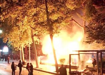 Protesta në Tiranë, përfshihet nga flakët kioska pranë Tajvanit