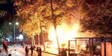 Protesta në Tiranë, përfshihet nga flakët kioska pranë Tajvanit