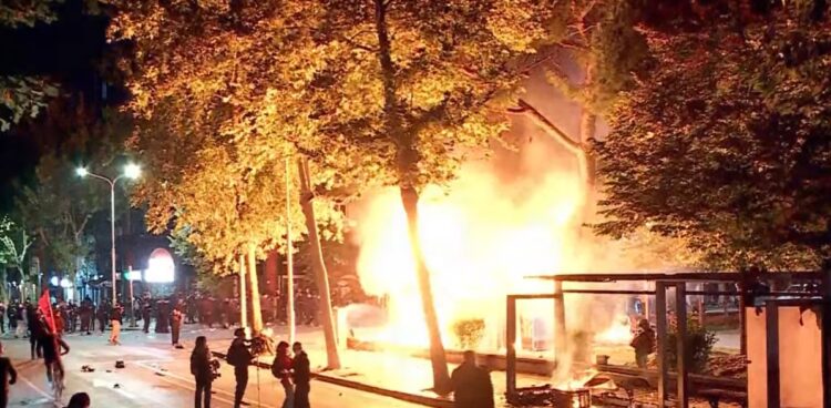 Protesta në Tiranë, përfshihet nga flakët kioska pranë Tajvanit