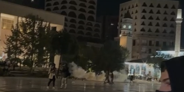 Policia hedh gaz lotsjellës pranë xhamisë, besimtarët po bëheshin gati për t’u falur