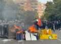 Protestuesit ndezin zjarr pranë “Sheshit Skënderbej”, digjen kazanët e plehrave dhe frigoriferët e kioskave
