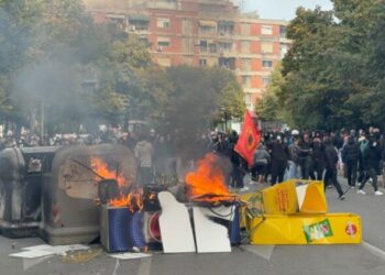 Protestuesit ndezin zjarr pranë “Sheshit Skënderbej”, digjen kazanët e plehrave dhe frigoriferët e kioskave