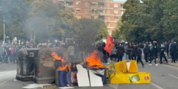 Protestuesit ndezin zjarr pranë “Sheshit Skënderbej”, digjen kazanët e plehrave dhe frigoriferët e kioskave