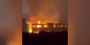 Zjarr i madh gjatë natës në disa magazina në Gjirokastër, ndërpritet energjia elektrike në gjysmën e qytetit