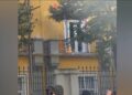 Studentët futen në katin e parë, i vënë zjarrin Ministrisë së Arsimit, ndërhyn policia me gaz lotsjellës
