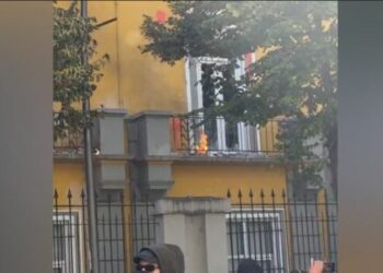 Studentët futen në katin e parë, i vënë zjarrin Ministrisë së Arsimit, ndërhyn policia me gaz lotsjellës