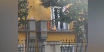 Studentët futen në katin e parë, i vënë zjarrin Ministrisë së Arsimit, ndërhyn policia me gaz lotsjellës