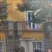 Studentët futen në katin e parë, i vënë zjarrin Ministrisë së Arsimit, ndërhyn policia me gaz lotsjellës