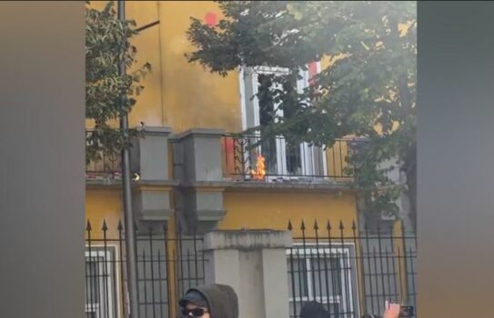 Studentët futen në katin e parë, i vënë zjarrin Ministrisë së Arsimit, ndërhyn policia me gaz lotsjellës